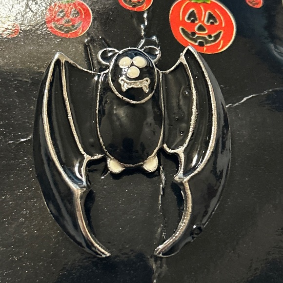 Happy Halloween black w/ silver fang Bat Brooch Pin On Card Brooch Gothic EMO - Picture 5 of 9